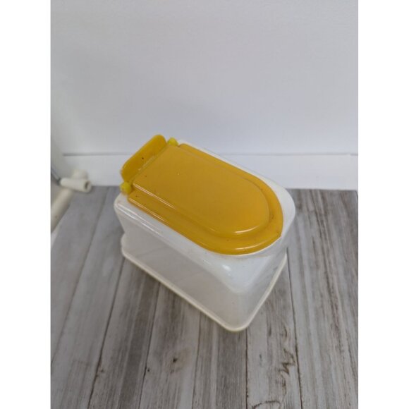 Vintage Lustro-Ware Yellow & White Plastic Pitcher With Lid - Picture 2 of 7